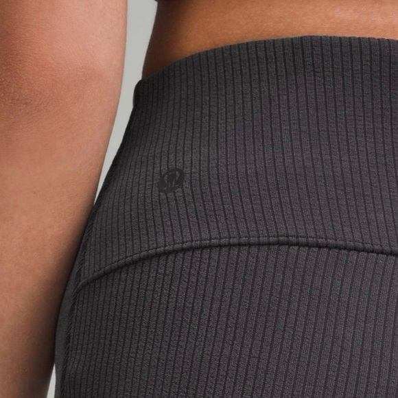 Lululemon Ribbed Softstreme 32.5” Flared Pant Black/Gray
Size 6💎EUC! Retail $138 - Picture 2 of 10